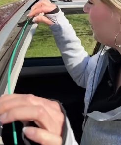 Čiščenje odtoka strešnega okna s krtačo FlowClear